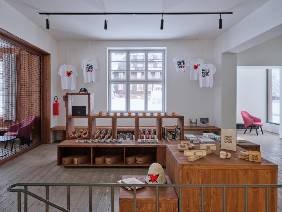 Bývalý hotel Hořec, stavba stojící přímo v centru Horní Malé Úpy, prošel zásadní proměnou. Objekt s bohatou historií, který dlouhá léta sloužil jako ubytovací zařízení, získává novou tvář i funkci – stává se moderním multifunkčním centrem propojeným s komunitním životem obce.