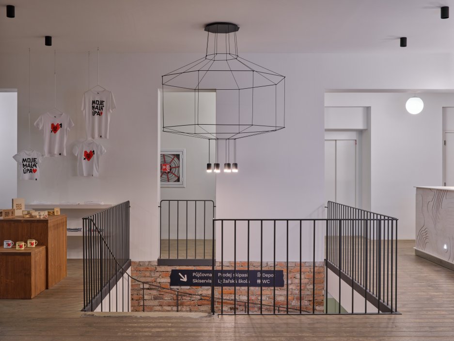 Bývalý hotel Hořec, stavba stojící přímo v centru Horní Malé Úpy, prošel zásadní proměnou. Objekt s bohatou historií, který dlouhá léta sloužil jako ubytovací zařízení, získává novou tvář i funkci – stává se moderním multifunkčním centrem propojeným s komunitním životem obce.