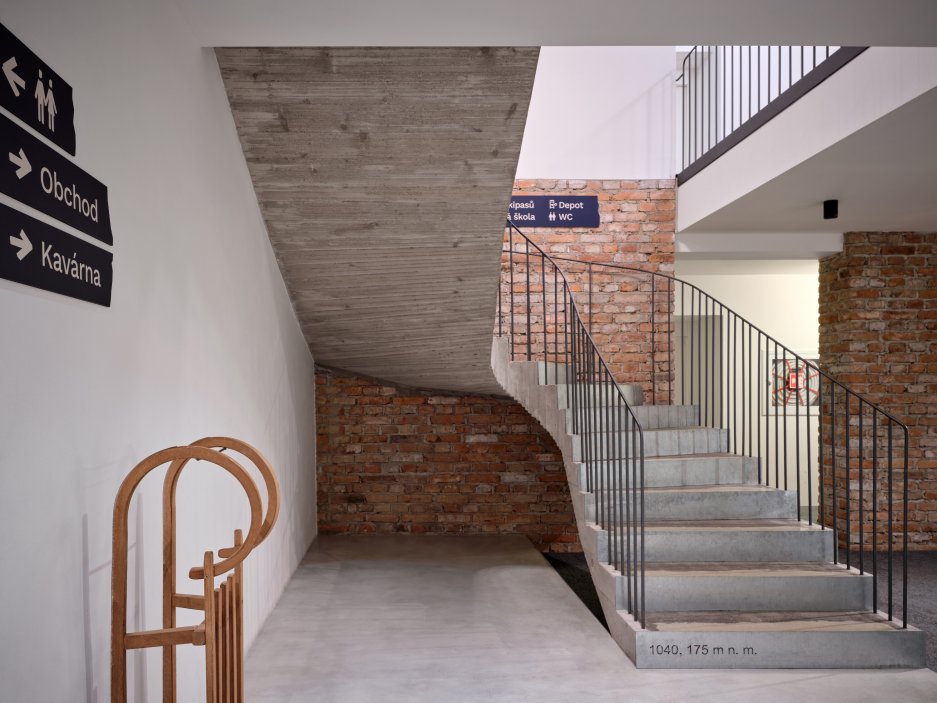 Bývalý hotel Hořec, stavba stojící přímo v centru Horní Malé Úpy, prošel zásadní proměnou. Objekt s bohatou historií, který dlouhá léta sloužil jako ubytovací zařízení, získává novou tvář i funkci – stává se moderním multifunkčním centrem propojeným s komunitním životem obce.
