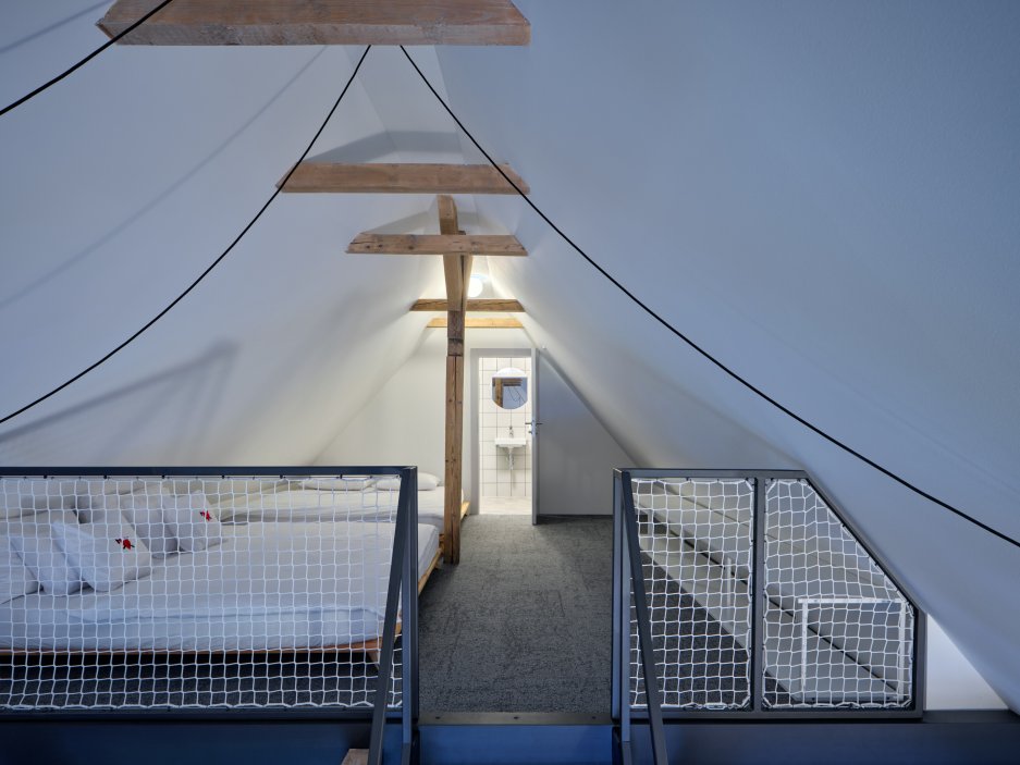 Bývalý hotel Hořec, stavba stojící přímo v centru Horní Malé Úpy, prošel zásadní proměnou. Objekt s bohatou historií, který dlouhá léta sloužil jako ubytovací zařízení, získává novou tvář i funkci – stává se moderním multifunkčním centrem propojeným s komunitním životem obce.