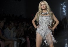 Paris Hilton na přehlídkovém molu, archivní snímek