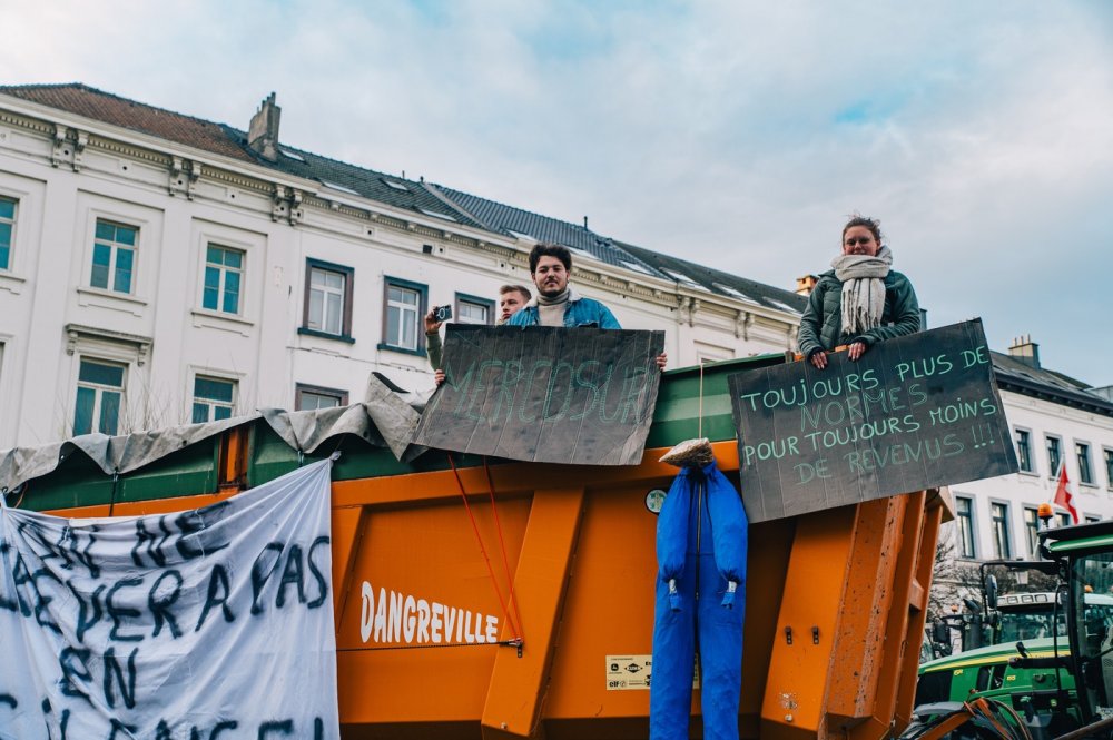 V Bruselu protestují tisíce zemědělců proti zemědělské politice EU