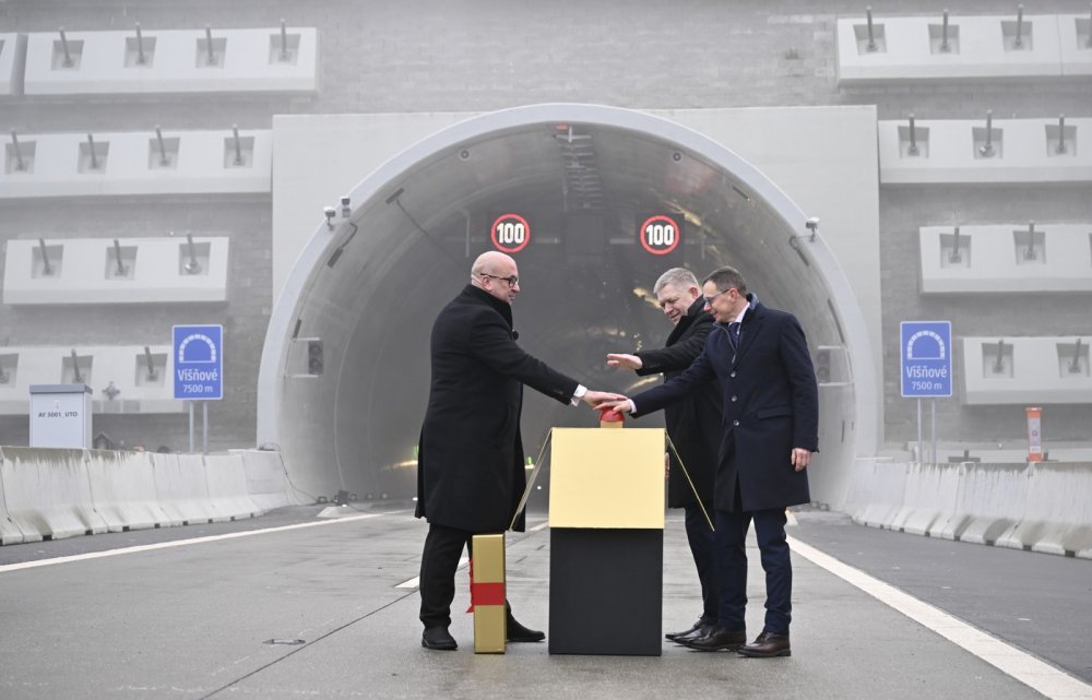 Slováci otevřeli nový klíčový úsek dálnice D1 u Žiliny, jehož součástí je také nejdelší dálniční tunel v zemi