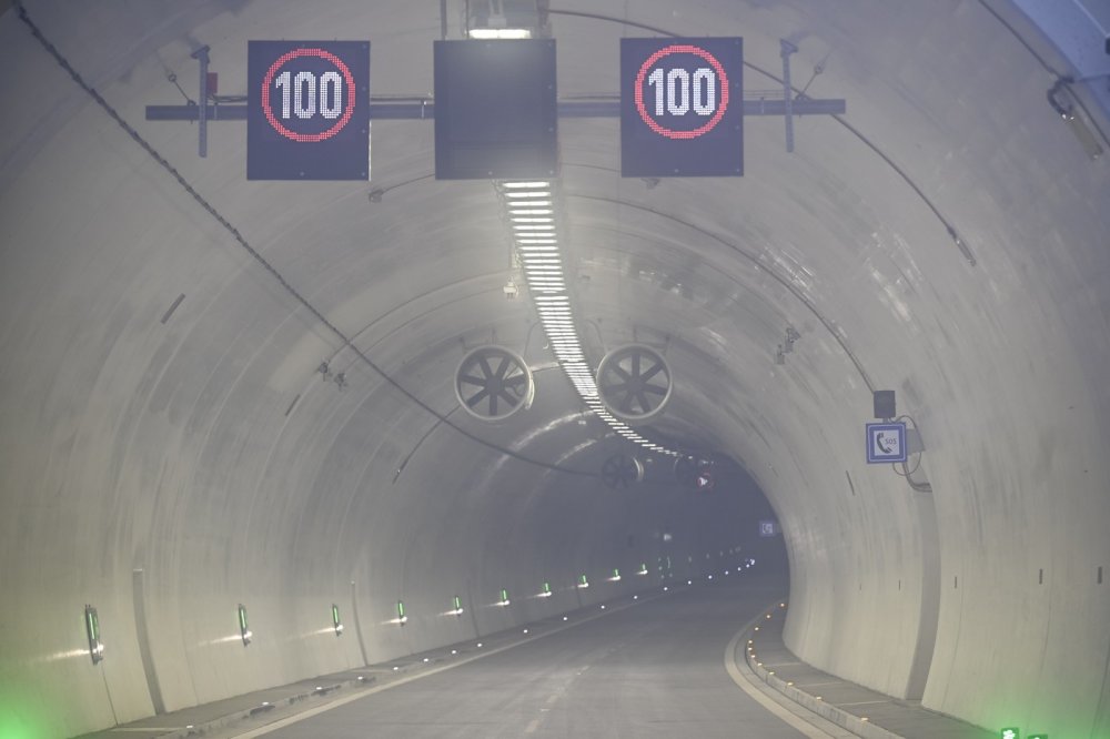 Slováci otevřeli nový klíčový úsek dálnice D1 u Žiliny, jehož součástí je také nejdelší dálniční tunel v zemi