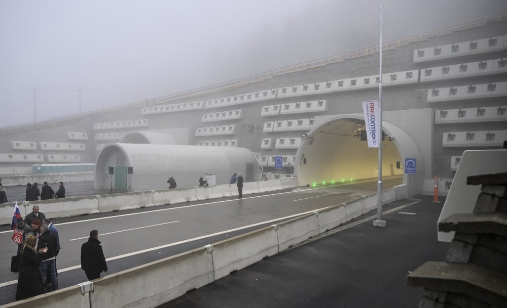 Slováci otevřeli nový klíčový úsek dálnice D1 u Žiliny, jehož součástí je také nejdelší dálniční tunel v zemi
