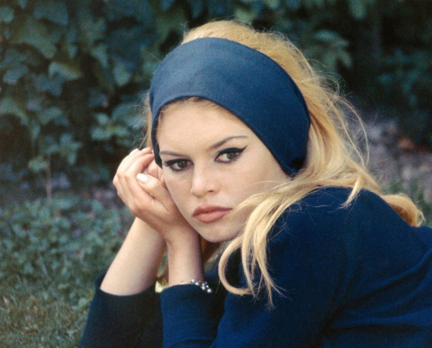 Odešla herečka, která byla globální ikonou, zářivým idolem i zosobnění francouzského stylu. Tak reagují francouzská média na dnešní úmrtí herečky Brigitte Bardotové.
