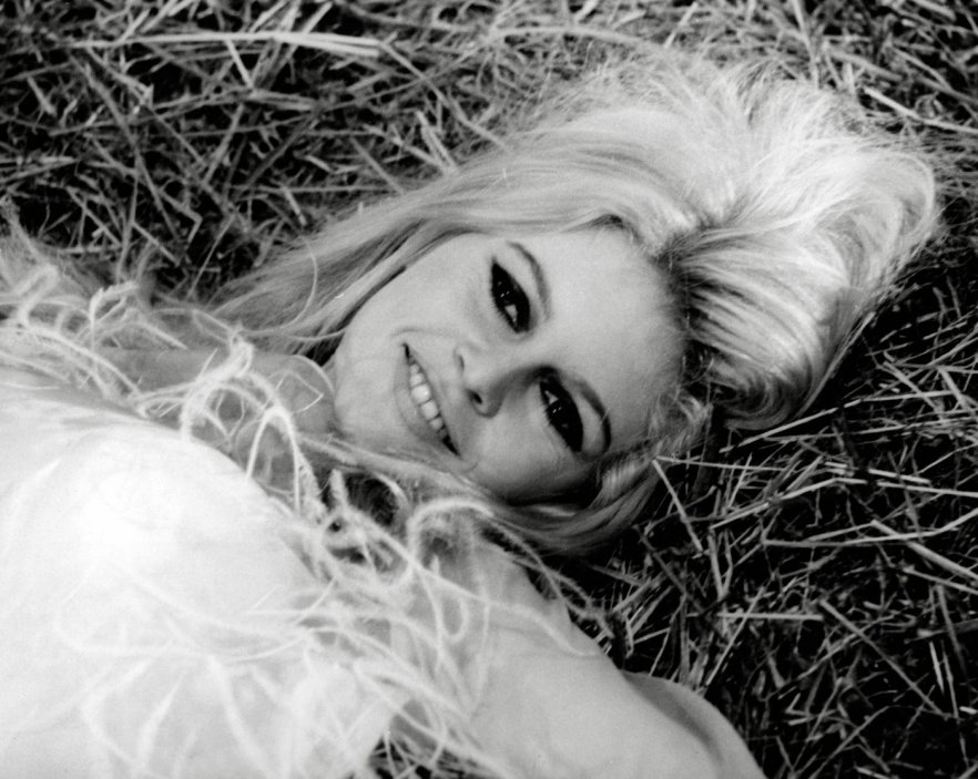 Odešla herečka, která byla globální ikonou, zářivým idolem i zosobnění francouzského stylu. Tak reagují francouzská média na dnešní úmrtí herečky Brigitte Bardotové.