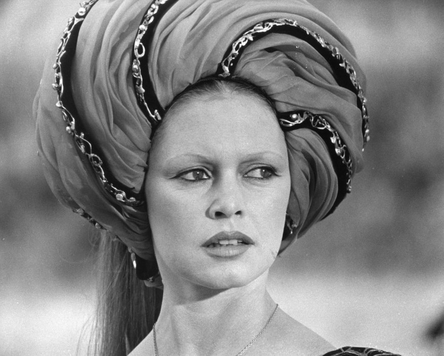 Odešla herečka, která byla globální ikonou, zářivým idolem i zosobnění francouzského stylu. Tak reagují francouzská média na dnešní úmrtí herečky Brigitte Bardotové.