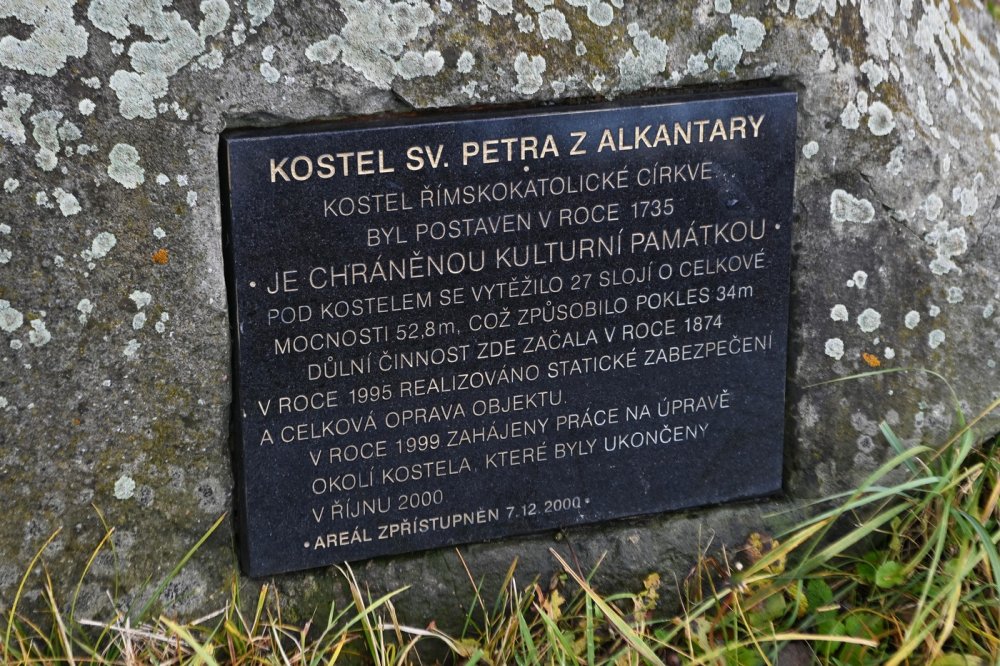 Šikmý kostel svatého Petra z Alkantary