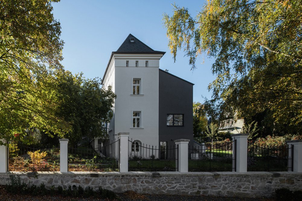 Úkolem architektů bylo přetvořit vilu z počátku 19. století na bydlení odpovídají současným standardům.