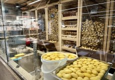 Prosklený sklad brambor přímo v restauraci