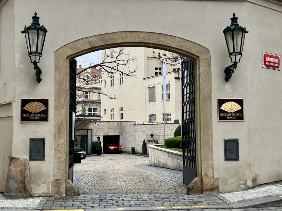 Vstupní brána do areálu Mandarin Oriental, Prague. Diskrétní poloha na Malé Straně se odráží i v celkovém provozu wellness centra