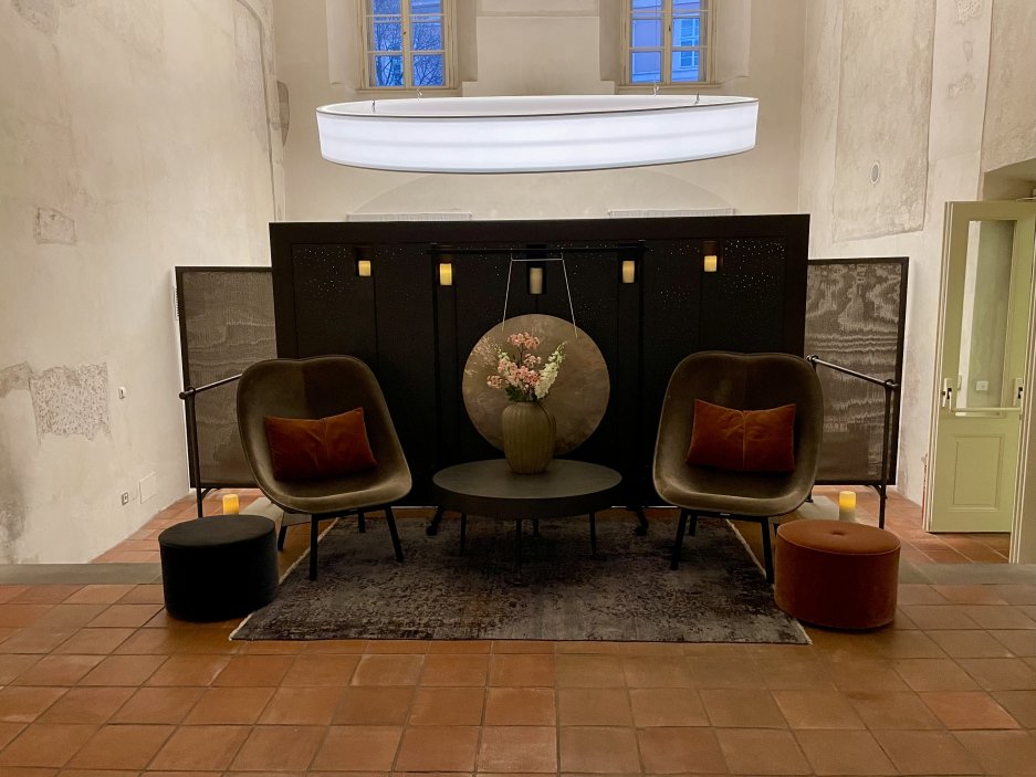 Relaxační zóna spa umístěná v bývalé renesanční kapli. Minimalistický design respektuje historický charakter prostoru