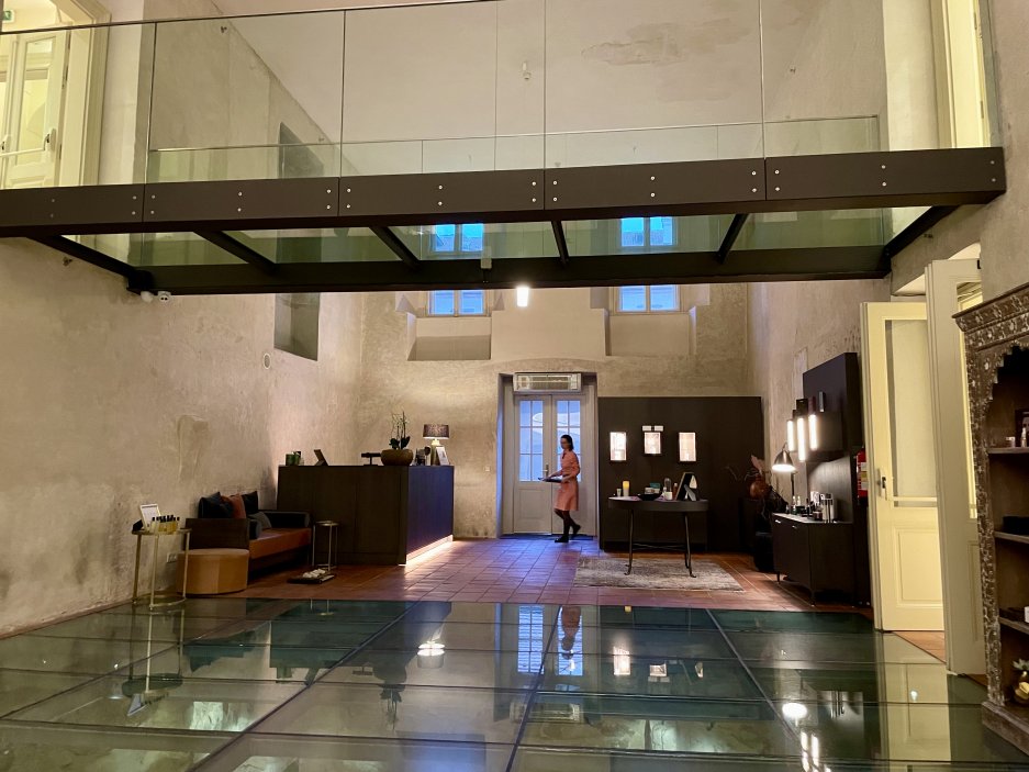 Hlavní prostor The Spa at Mandarin Oriental, Prague. Propojení historických prvků s moderním interiérem patří k důvodům, proč spa opakovaně získává odborná ocenění