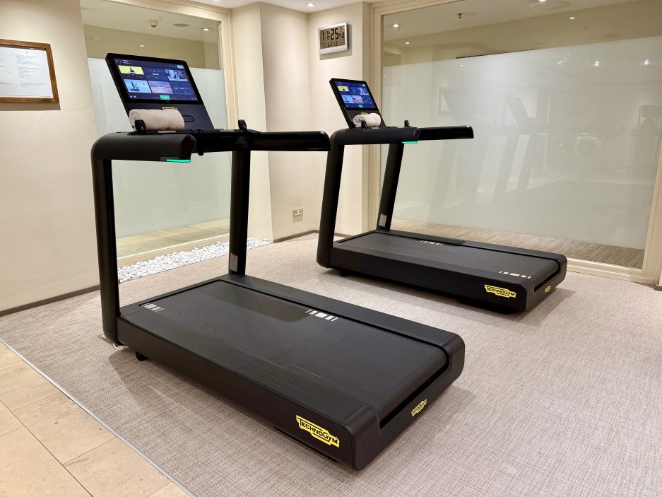 Kardio zóna s běžeckými pásy Technogym. Nízká obsazenost patří k hlavním výhodám hotelového fitness
