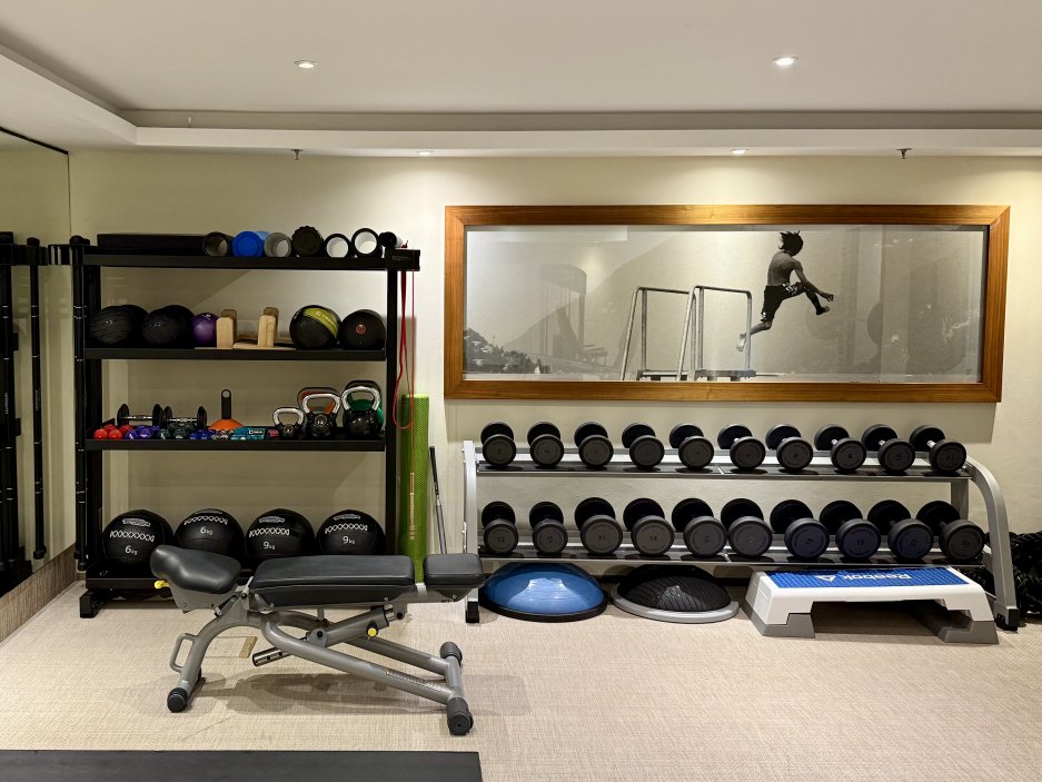 Silová část s volnými váhami, kettlebells a balančními pomůckami. Výbava odpovídá standardu prémiových hotelových fitness center