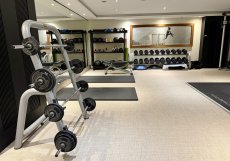 Zóna s veslařským trenažérem a dalšími kardio stroji. Fitness působí kompaktně, ale promyšleně