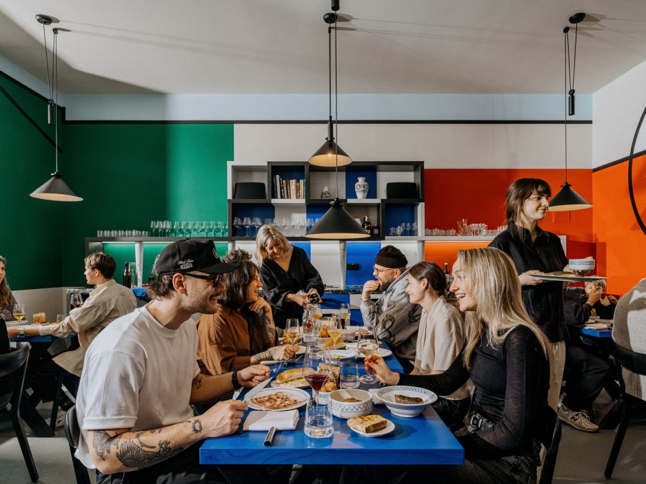 Restaurace nabízí přibližně 30 míst k sezení a prozatím večerní menu. V blízké době se plánuje rozšířit nabídku i na obědy a bufet nabízející jídla a nápoje s sebou či na stojáka.