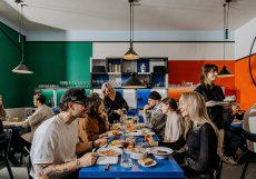 Restaurace nabízí přibližně 30 míst k sezení a prozatím večerní menu. V blízké době se plánuje rozšířit nabídku i na obědy a bufet nabízející jídla a nápoje s sebou či na stojáka.