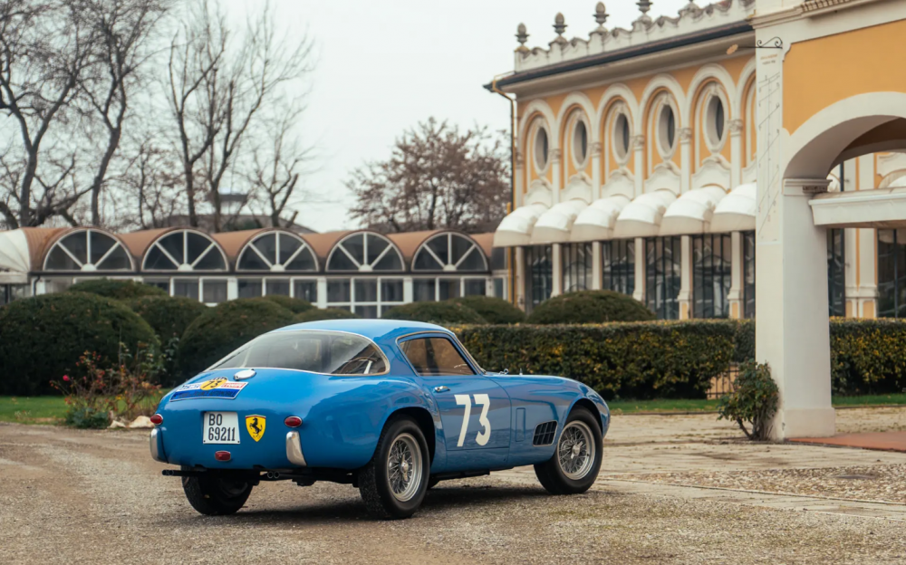 Legendární Ferrari 250 GT LWB Berlinetta jde do dražby. Cena? 11,5 milionu liber