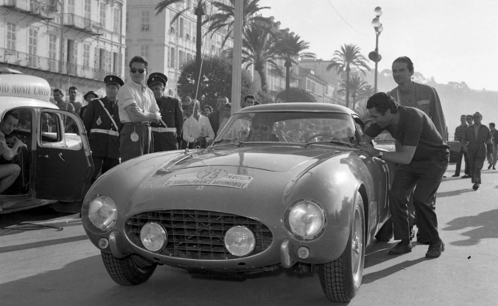 Legendární Ferrari 250 GT LWB Berlinetta jde do dražby. Cena? 11,5 milionu liber
