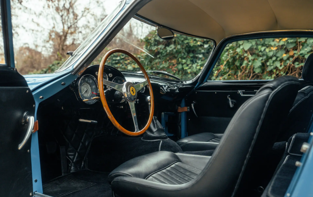 Legendární Ferrari 250 GT LWB Berlinetta jde do dražby. Cena? 11,5 milionu liber