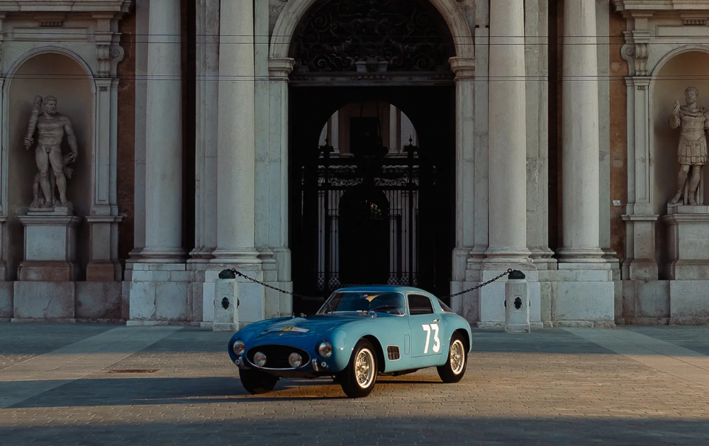 Legendární Ferrari 250 GT LWB Berlinetta jde do dražby. Cena? 11,5 milionu liber