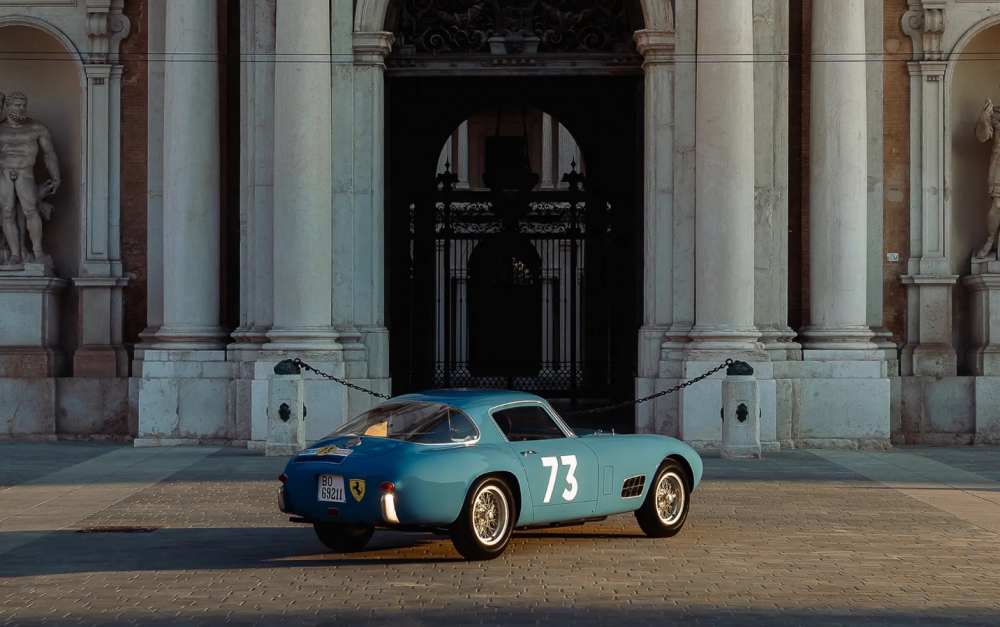 Legendární Ferrari 250 GT LWB Berlinetta jde do dražby. Cena? 11,5 milionu liber