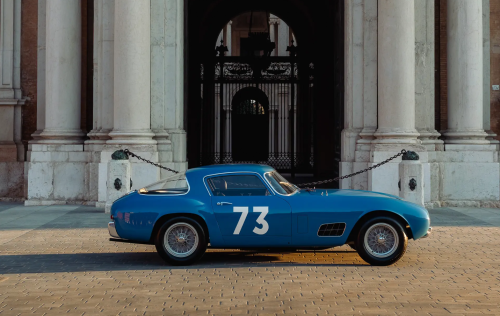 Legendární Ferrari 250 GT LWB Berlinetta jde do dražby. Cena? 11,5 milionu liber