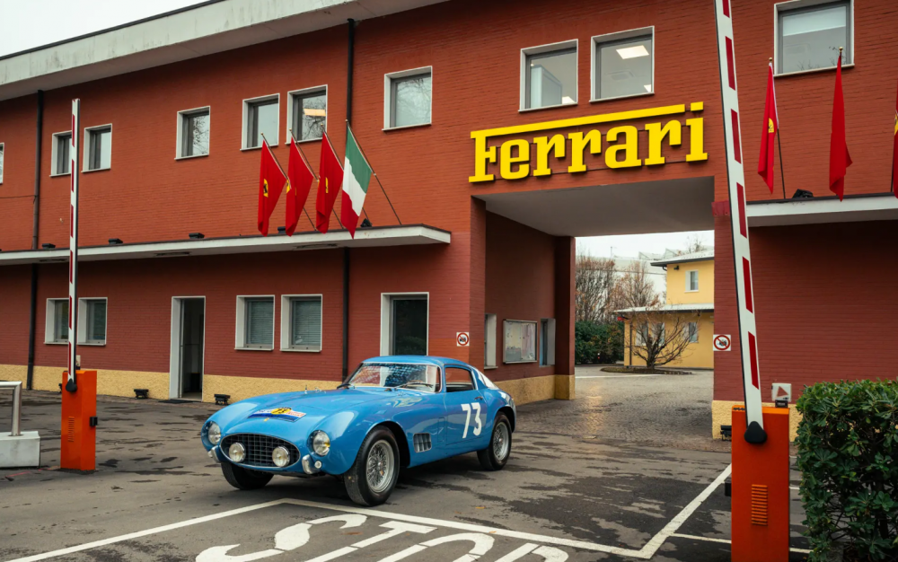 Legendární Ferrari 250 GT LWB Berlinetta jde do dražby. Cena? 11,5 milionu liber