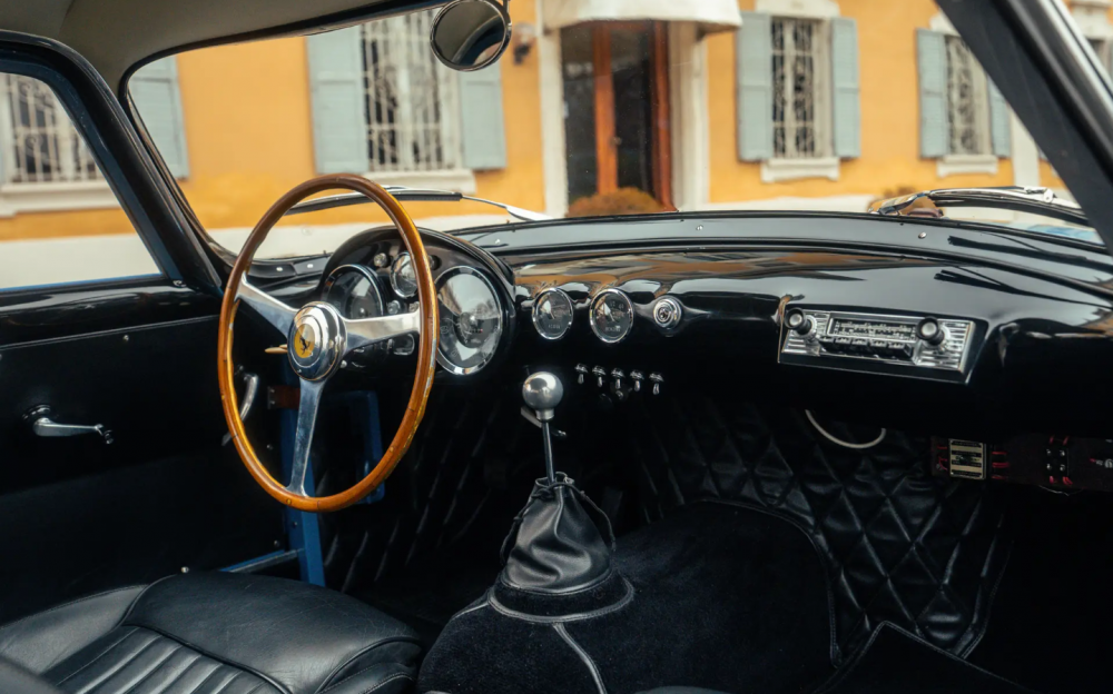 Legendární Ferrari 250 GT LWB Berlinetta jde do dražby. Cena? 11,5 milionu liber