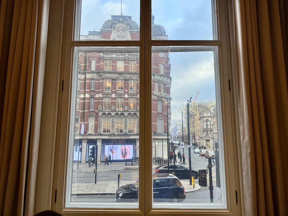 Výhled z The Rosebery přes Knightsbridge směrem na ikonický dům Harvey Nichols. 
