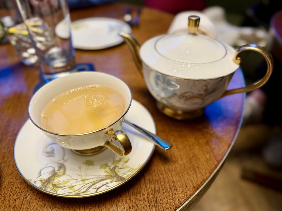 Čaj servírovaný v elegantním porcelánu