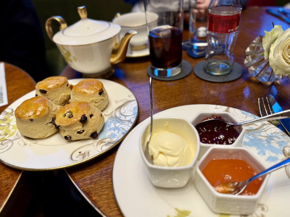 Scones v hlavní roli. Teplé, nadýchané, s cornishclottedcream a dvěma druhy džemů.