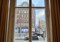 Výhled z The Rosebery přes Knightsbridge směrem na ikonický dům Harvey Nichols. 