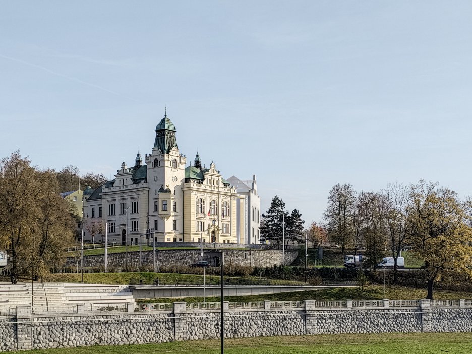 Městský obvod Slezská Ostrava zná vítěze architektonické soutěže na přístavbu k budově historické Slezskoostravské radnice. Vítězný návrh zpracoval architektonický ateliér A8000, který k zadání přistoupil s respektem k výrazné novorenesanční stavbě i k širšímu urbanistickému kontextu místa.