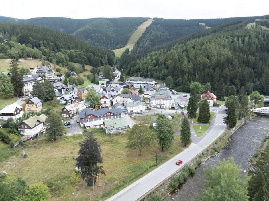 Výraznou změnou projde náměstí a jeho okolí, celkem dvouhektarové a dnes částečně zanedbané prostranství. Plán má podle předchozích vyjádření firmy vyjít na dvě miliardy korun, začátek výstavby je plánován na rok 2027.
