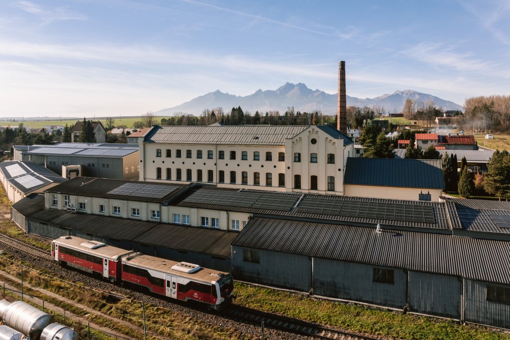 Bývalá pradiáreň v Kežmarku, kdysi jeden z nejvyspělejších textilních závodů v Uhersku, se mění v moderní výrobní a společenské centrum. Citlivá rekonstrukce národní kulturní památky spojuje industriální dědictví s novým životem a otevírá historický areál městu i veřejnosti.