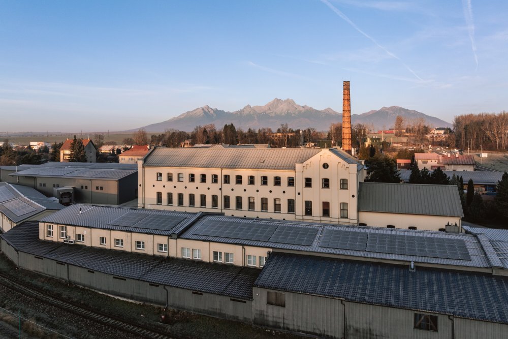 Bývalá pradiáreň v Kežmarku, kdysi jeden z nejvyspělejších textilních závodů v Uhersku, se mění v moderní výrobní a společenské centrum. Citlivá rekonstrukce národní kulturní památky spojuje industriální dědictví s novým životem a otevírá historický areál městu i veřejnosti.