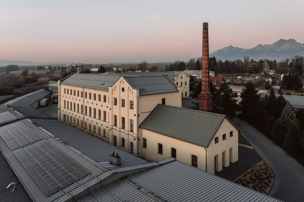 Bývalá pradiáreň v Kežmarku, kdysi jeden z nejvyspělejších textilních závodů v Uhersku, se mění v moderní výrobní a společenské centrum. Citlivá rekonstrukce národní kulturní památky spojuje industriální dědictví s novým životem a otevírá historický areál městu i veřejnosti.