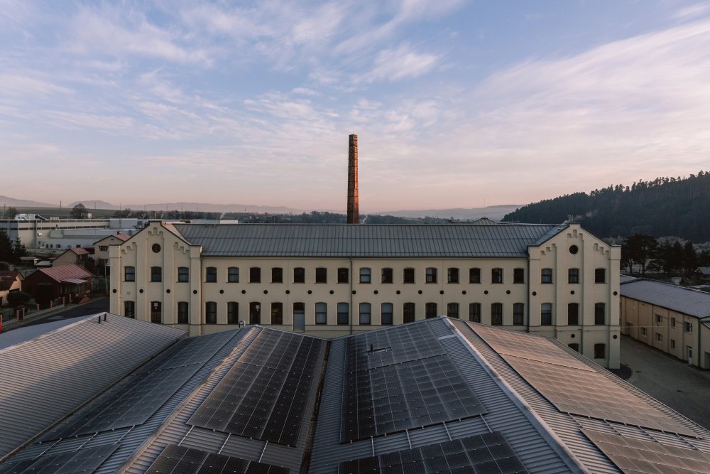Bývalá pradiáreň v Kežmarku, kdysi jeden z nejvyspělejších textilních závodů v Uhersku, se mění v moderní výrobní a společenské centrum. Citlivá rekonstrukce národní kulturní památky spojuje industriální dědictví s novým životem a otevírá historický areál městu i veřejnosti.