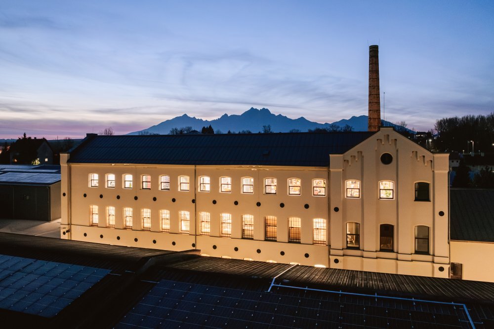 Bývalá pradiáreň v Kežmarku, kdysi jeden z nejvyspělejších textilních závodů v Uhersku, se mění v moderní výrobní a společenské centrum. Citlivá rekonstrukce národní kulturní památky spojuje industriální dědictví s novým životem a otevírá historický areál městu i veřejnosti.