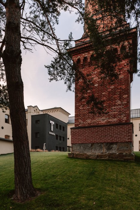 Bývalá pradiáreň v Kežmarku, kdysi jeden z nejvyspělejších textilních závodů v Uhersku, se mění v moderní výrobní a společenské centrum. Citlivá rekonstrukce národní kulturní památky spojuje industriální dědictví s novým životem a otevírá historický areál městu i veřejnosti.