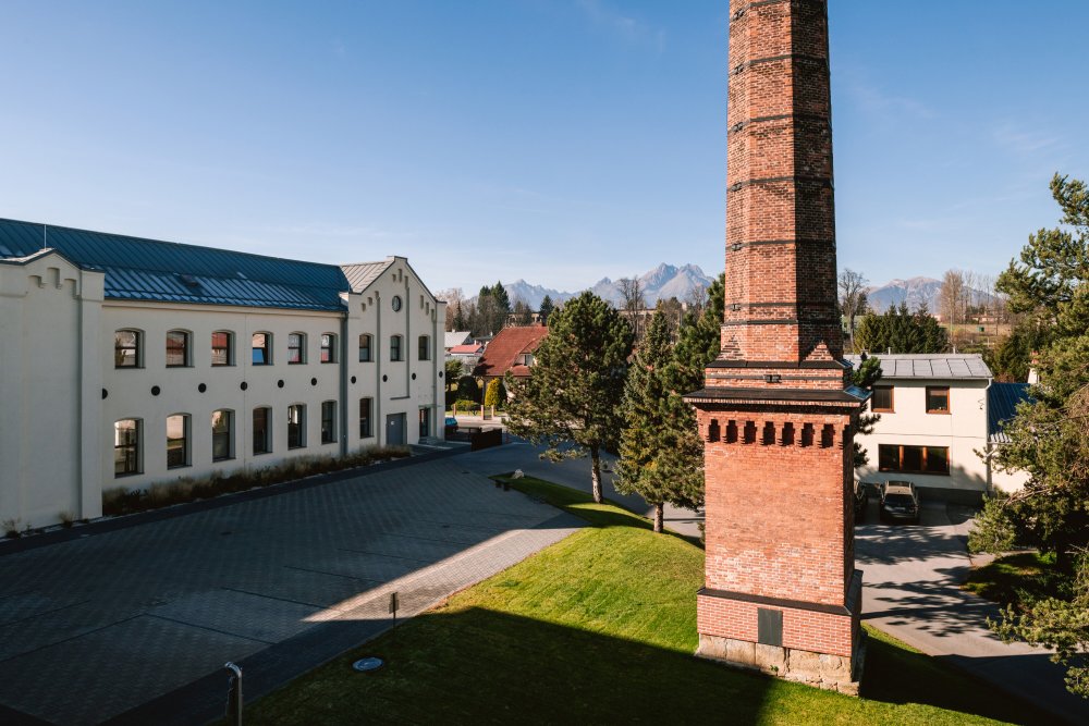 Bývalá pradiáreň v Kežmarku, kdysi jeden z nejvyspělejších textilních závodů v Uhersku, se mění v moderní výrobní a společenské centrum. Citlivá rekonstrukce národní kulturní památky spojuje industriální dědictví s novým životem a otevírá historický areál městu i veřejnosti.