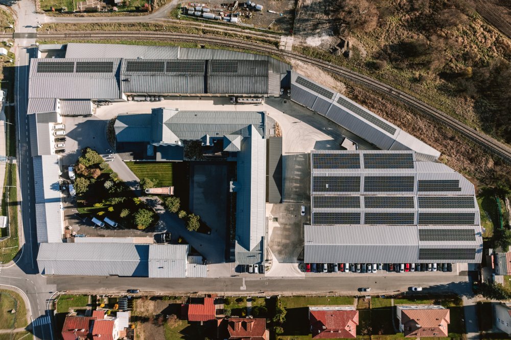 Bývalá pradiáreň v Kežmarku, kdysi jeden z nejvyspělejších textilních závodů v Uhersku, se mění v moderní výrobní a společenské centrum. Citlivá rekonstrukce národní kulturní památky spojuje industriální dědictví s novým životem a otevírá historický areál městu i veřejnosti.