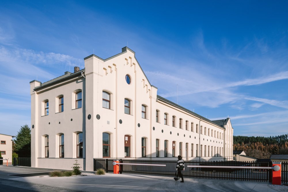 Bývalá pradiáreň v Kežmarku, kdysi jeden z nejvyspělejších textilních závodů v Uhersku, se mění v moderní výrobní a společenské centrum. Citlivá rekonstrukce národní kulturní památky spojuje industriální dědictví s novým životem a otevírá historický areál městu i veřejnosti.
