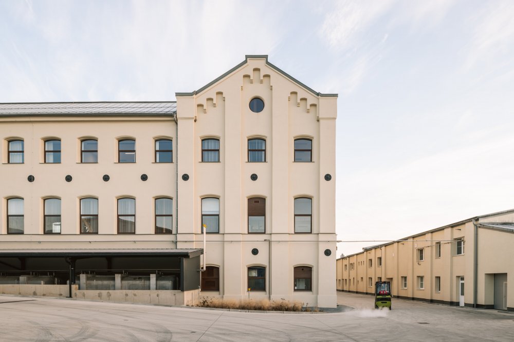 Bývalá pradiáreň v Kežmarku, kdysi jeden z nejvyspělejších textilních závodů v Uhersku, se mění v moderní výrobní a společenské centrum. Citlivá rekonstrukce národní kulturní památky spojuje industriální dědictví s novým životem a otevírá historický areál městu i veřejnosti.