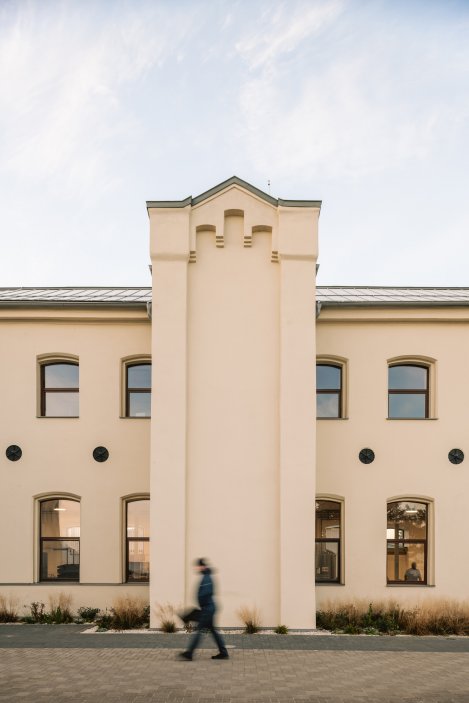 Bývalá pradiáreň v Kežmarku, kdysi jeden z nejvyspělejších textilních závodů v Uhersku, se mění v moderní výrobní a společenské centrum. Citlivá rekonstrukce národní kulturní památky spojuje industriální dědictví s novým životem a otevírá historický areál městu i veřejnosti.