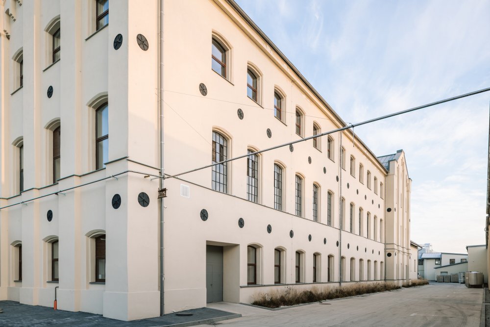 Bývalá pradiáreň v Kežmarku, kdysi jeden z nejvyspělejších textilních závodů v Uhersku, se mění v moderní výrobní a společenské centrum. Citlivá rekonstrukce národní kulturní památky spojuje industriální dědictví s novým životem a otevírá historický areál městu i veřejnosti.