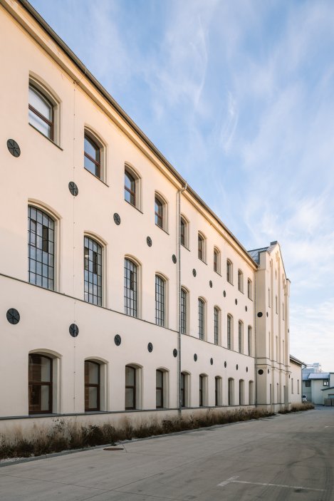Bývalá pradiáreň v Kežmarku, kdysi jeden z nejvyspělejších textilních závodů v Uhersku, se mění v moderní výrobní a společenské centrum. Citlivá rekonstrukce národní kulturní památky spojuje industriální dědictví s novým životem a otevírá historický areál městu i veřejnosti.